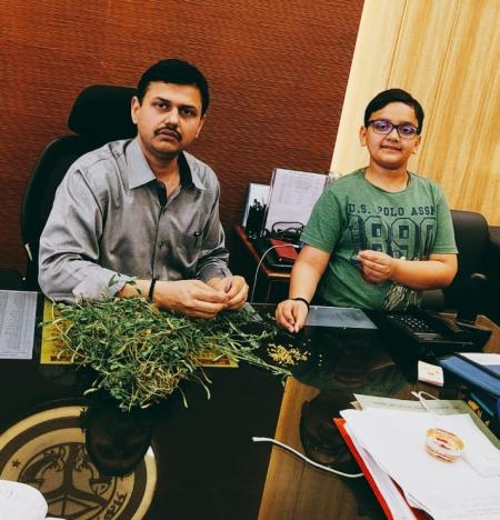 अपने बच्चे के साथ वाराणसी डीएम कौशल राज शर्मा.jpg