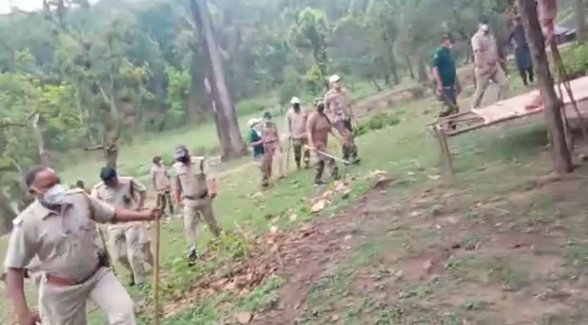 आशारोड़ी में अतिक्रमण हटाने आए पुलिसकर्मी_0.png