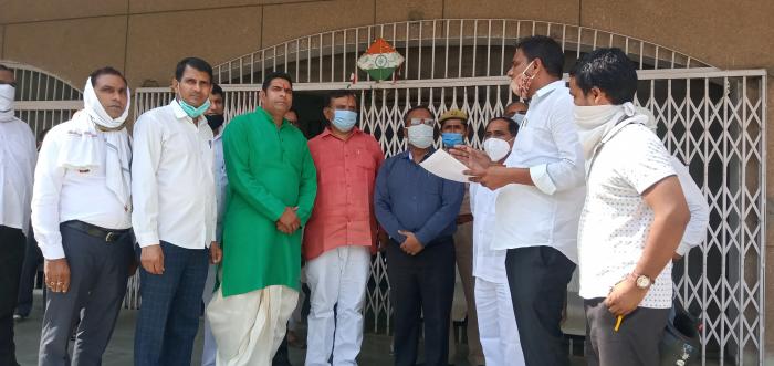 एसडीएम को ज्ञापन सौंपते लोग.jpg