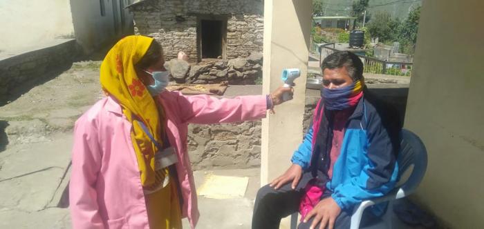 चमोली के गांव में स्वास्थ्य जांच करती आशा-.jpg