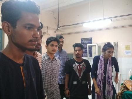 दून अस्पताल में मौजूद स्टुडेंट_0.jpg