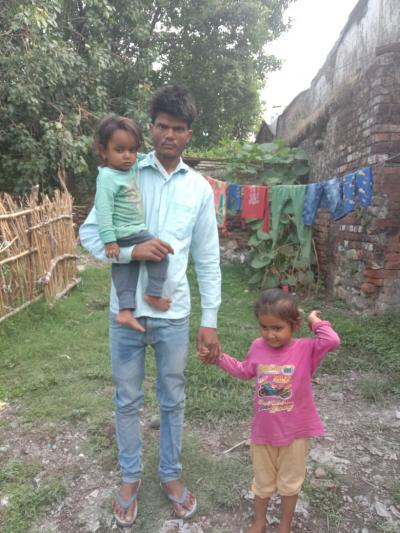 दो नन्हे बच्चों के साथ कमलेश सैनी.jpeg