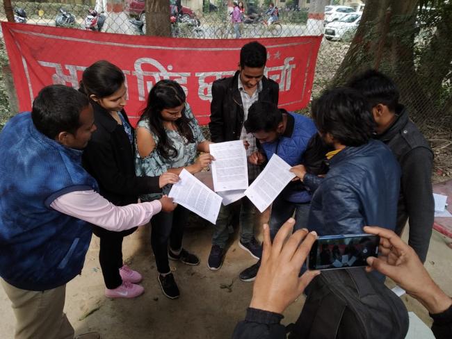 नोटिस जलाते छात्र.jpg