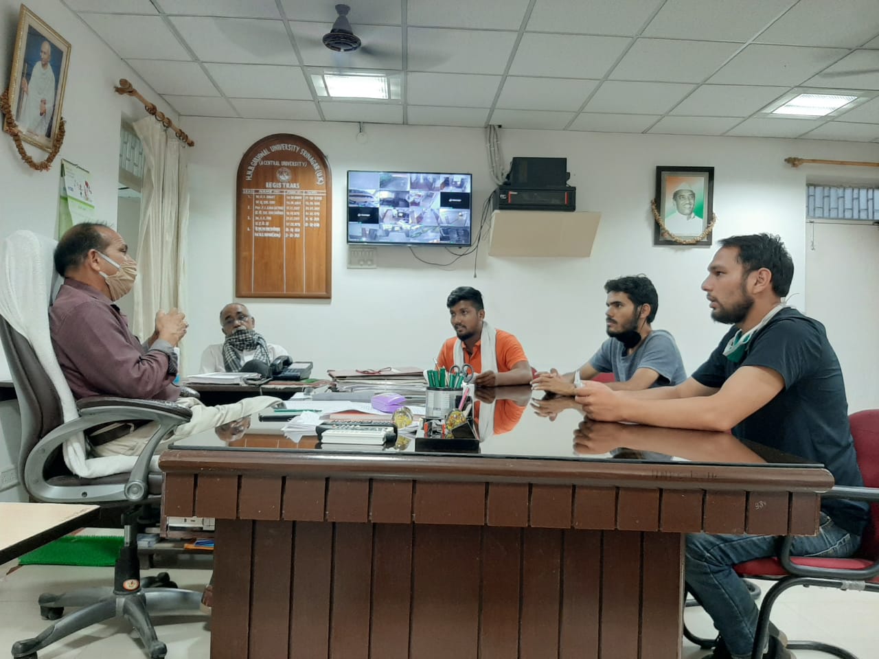 परीक्षा रद्द कराने की मांग को लेकर विश्वविद्यालय प्रशासन से मिले छात्र.jpeg