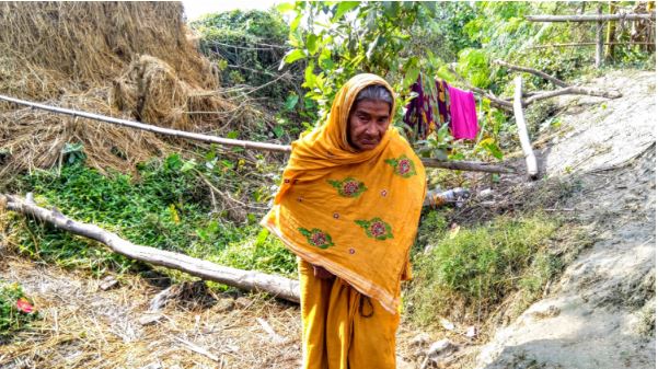 Sakiya demonstrates how risky is it for her and others to cross the canal..JPG
