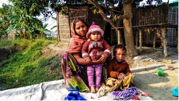 Sunaina Devi with her kids_0.JPG