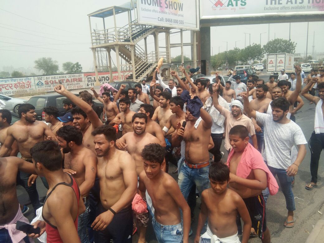 अर्धनग्न प्रदर्शन