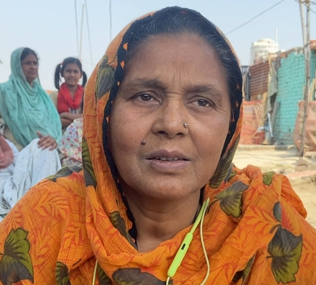 मोमीना ख़ातून सिलाई का काम करके अपना परिवार चलाती हैं।