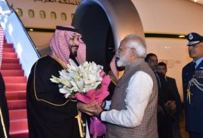 सऊदी अरब के क्राउन प्रिंस का स्वागत करते प्रधानमंत्री नरेंद्र मोदी।