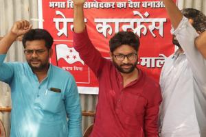 आरा में भाकपा माले प्रत्याशी राजू यादव के साथ जिग्नेश मेवाणी और जेएनयूएसयू अध्यक्ष एन साई बालाजी।
