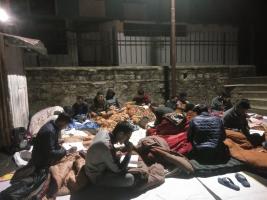 रात में धरना देते छात्र