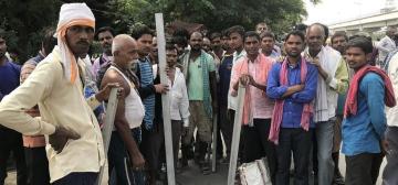 मज़दूरों पर दोहरी मार