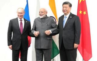 Vladimir Putin (L), Narendra Modi (C) and Xi Jinping (R)