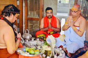 हरिद्वार मंदिर में पूजा करते बंशीधर भगत