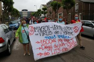 उत्तरी फ़्रांस में मंगलवार को इकट्ठा हुए प्रदर्शनकारी  