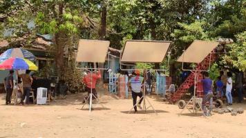 कोंकण अंचल में एक घर के बाहर शूटिंग से पहले की तैयारी का दृश्य