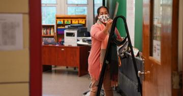 COVID-19 महामारी की दूसरी लहर के कारण न्यूयॉर्क ने फिर से स्कूलों को बंद किया