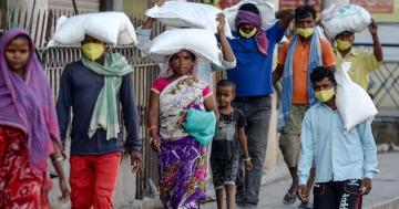 भारत में मजदूरों को अब तक मुआवज़ा क्यों नहीं? 