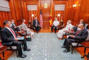 28 अक्टूबर, 2020 को कोलंबो में श्रीलंका के राष्ट्रपति गोताबया राजपक्षे (दायें) अमेरिकी विदेश मंत्री माइक पोम्पेओ (बाएँ) की अगवानी करते हुए।