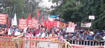 आंदोलनकारी किसानों पर दमन के ख़िलाफ़ सड़क पर उतरे वामदल