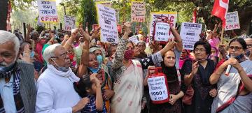  पेट्रोल डील बढ़ती कीमतों के ख़िलाफ़ सी.पी.आई.(एम) का प्रदर्शन