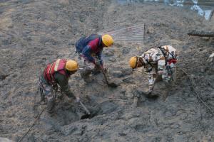 टनल में फंसे लोगों को बचाने के लिए रेस्क्यू ऑपरेशन जारी। फोटो साभार : ITBP