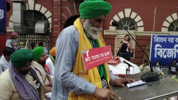 'No Vote To BJP' अभियान के तहत पश्चिम बंगाल में सभा को संबोधित करते संयुक्त किसान मोर्चा के नेता। फोटो किसान एकता मोर्चा के ट्विटर हैंडल से साभार