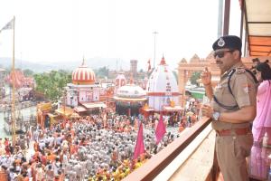 कुंभ के समय गंगा घाटों पर उमड़ी भीड़ में सोशल डिस्टेन्सिंग असंभव हो गई