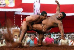 'एकेटी पट' दांव से प्रतिद्वंदी पहलवान को चित करता एक पहलवान। फाइल फोटो साभार: कुश्ती मल्लविद्यालय, सांगली (महाराष्ट्र)