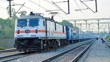 मुंबई से बाहरी स्थानों की रेलगाड़ियों में यात्रियों की भीड़ बढ़ी