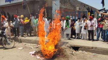 देशभर में 'काला दिवस' को मिला व्यापक समर्थन, मोदी सरकार के पुतले जलाए गए