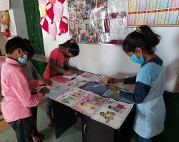 कोरोना की दूसरी लहर आने से पहले जब कुछ दिनों के लिए उत्तराखंड में स्कूल खोले गए तब बच्चों ने महामारी के दिनों पर अपने अनुभवों पर पत्रिका विशेषांक निकाला। फोटो साभार: सबीना खान।