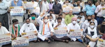 यूपी : राम मंदिर की ज़मीन ख़रीद में 'घोटाले' के ख़िलाफ़ कांग्रेस का प्रदर्शन