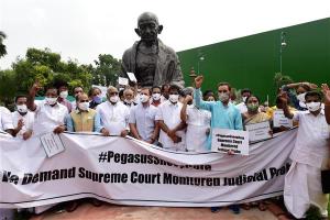 पेगासस मामले की जांच की मांग को लेकर विपक्षी दलों का संसद परिसर में प्रदर्शन