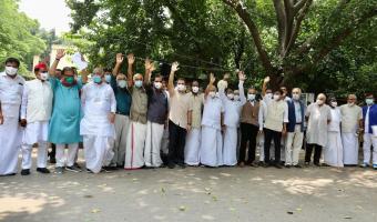 राहुल समेत कई विपक्षी नेताओं ने ‘किसान संसद’ पहुंचकर जताया समर्थन