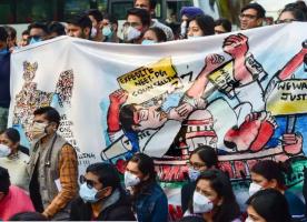 जानिए: अस्पताल छोड़कर सड़कों पर क्यों उतर आए भारतीय डॉक्टर्स? 