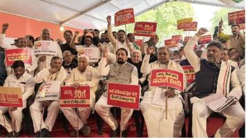 Image दिल्ली: केंद्र सरकार के ख़िलाफ़ विरोध प्रदर्शन में सिद्धारमैया और डीके शिवकुमार हुए शामिल Delhi-Siddaramaiah-and-DK-Shivakumar-joined-the-protest-against-the-central-government.   "अगर हम टैक्स के रूप में 100 रुपए इकट्ठा करते हैं और इसे भारत सरकार को देते हैं, तो हमें केवल 12-13 रुपए ही वापस मिल रहे हैं..।"   न्यूज़क्लिक रिपोर्ट  राजधानी दिल्ली के जंतर-मंतर पर केंद्र सरकार के खिलाफ कर्नाटक कांग्रेस सरकार विरोध प्रदर्शन कर रही है। न्यूज़ एजेंसी एएनआई के मुताबिक इस प्रदर्शन में कर्नाटक के सीएम सिद्धारमै