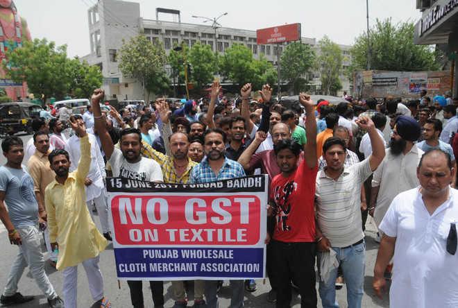 जल्दबाजी में जीएसटी लागू करने की जिद से विपक्ष खफा, कपड़ा कारोबारी भी हड़ताल पर