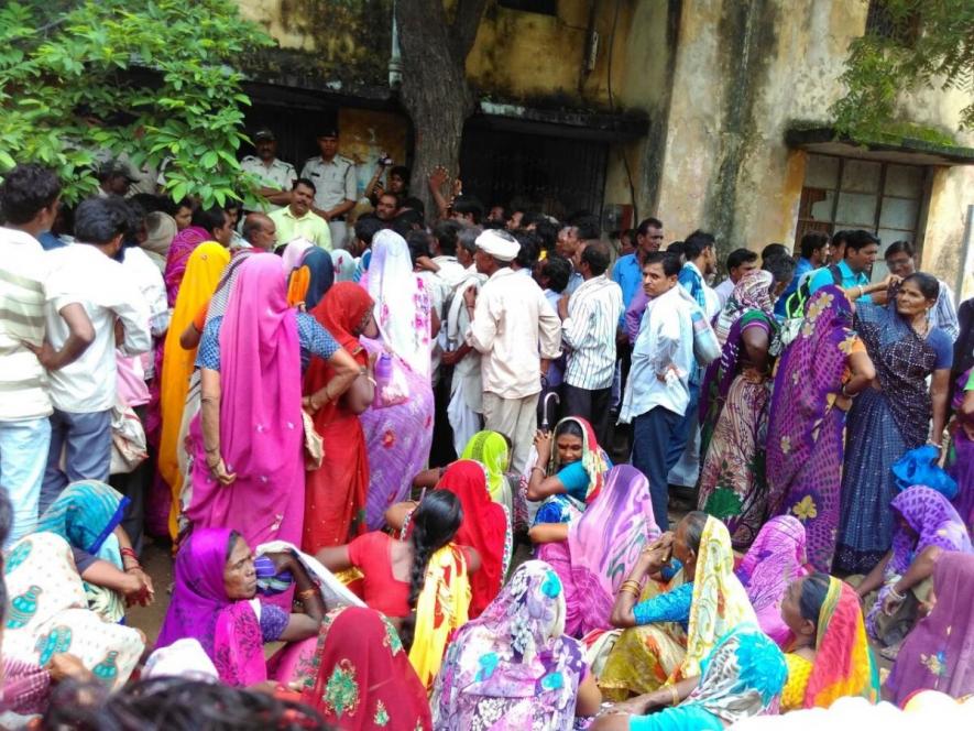 लगातार उपवास पर बैठे नर्मदा घाटी के 11 लोग और मेधा पाटकर