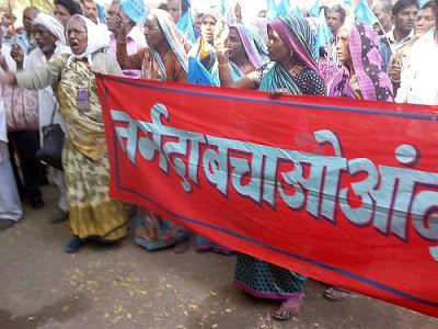 नर्मदा बांध विस्थापितों का बेमियादी उपवास नर्मदा तट पर जारी