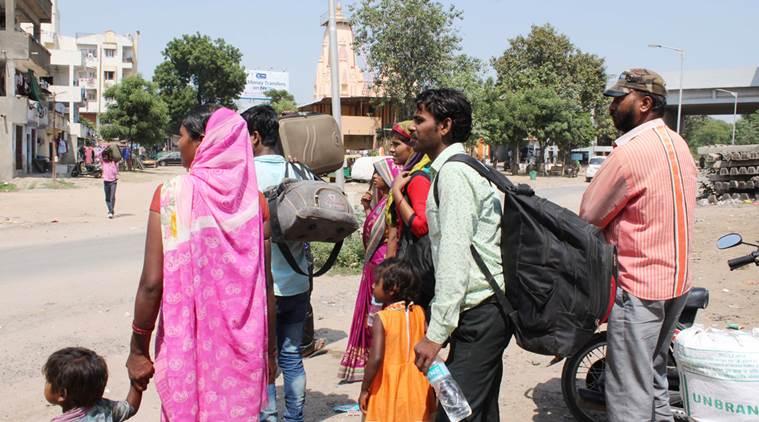 गुजरात से लौटते यूपी-बिहार के लोग।