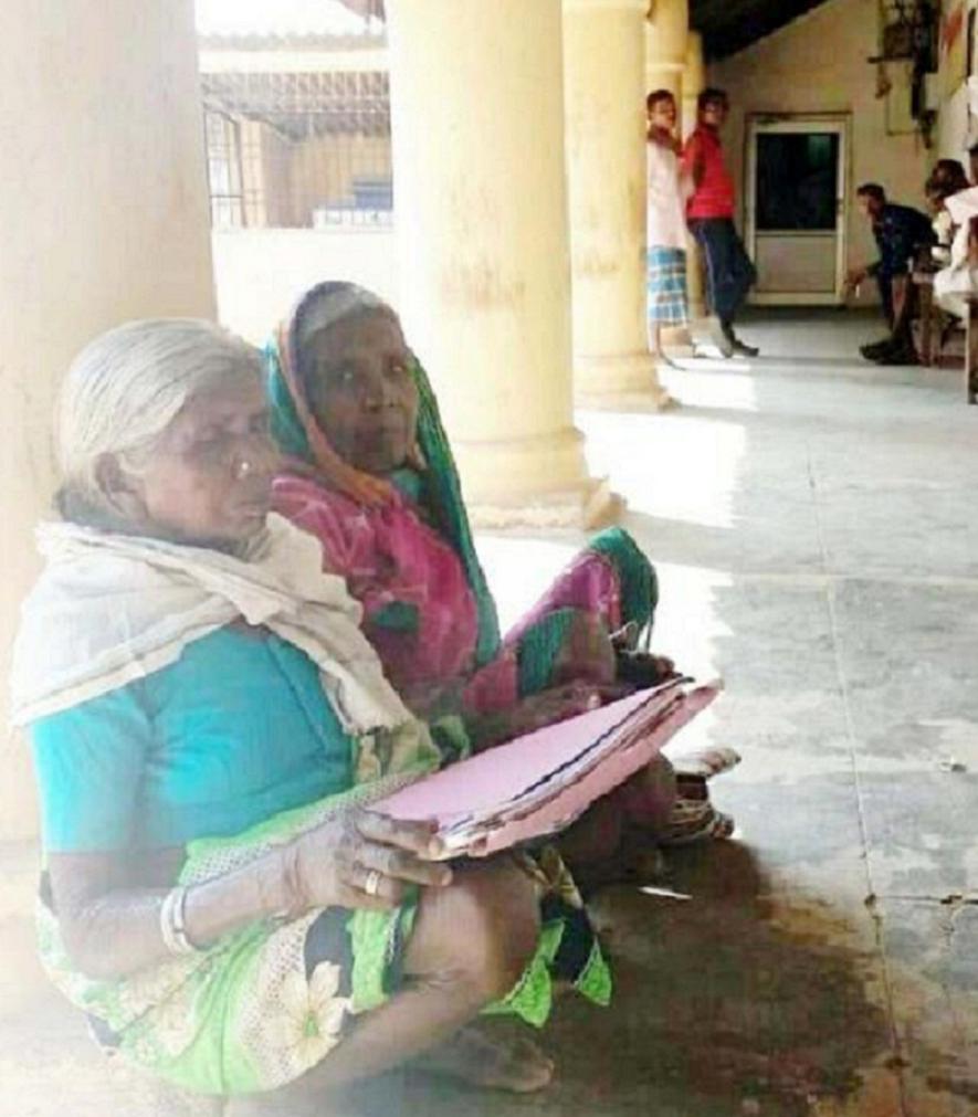 खुद को जीवित साबित करने की लड़ाई लड़तीं दो बहनें। 
