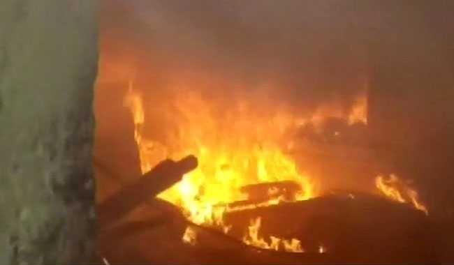 भीड़ ने संदिग्ध के घर में आग लगाई।
