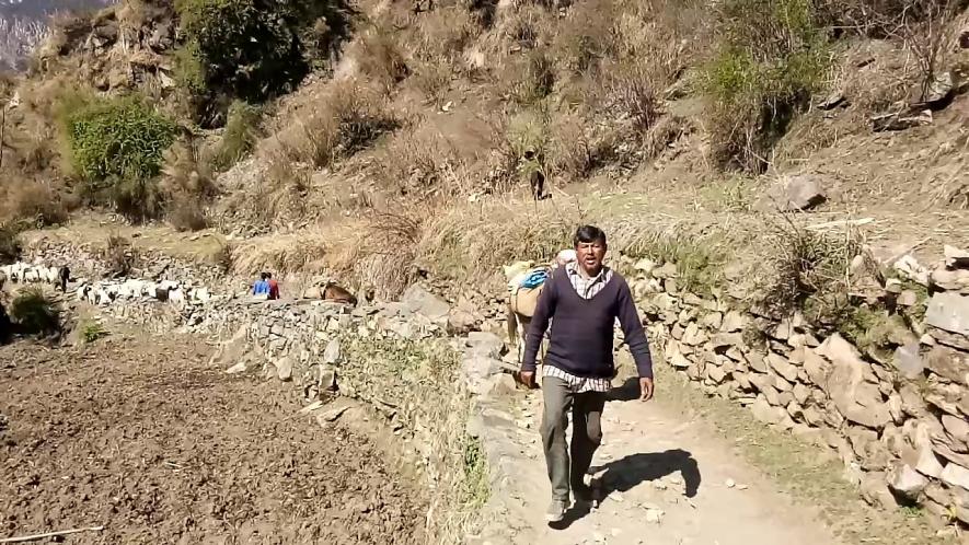 सड़क, पानी, स्वास्थ्य सेवा के बिना रह रहे पहाड़ी गाँव की कहानी