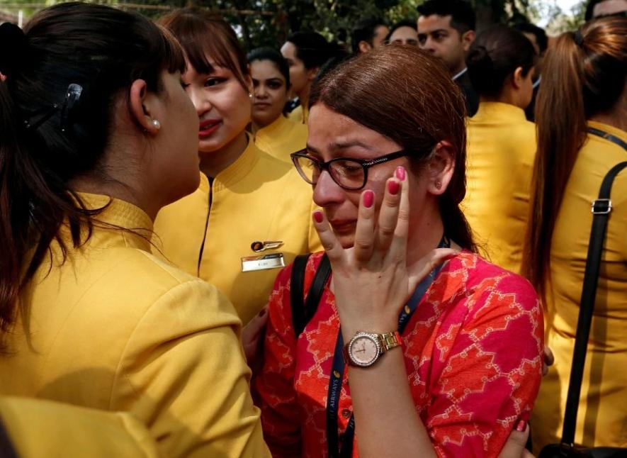 रोती बिलखती युवतियों के बीच अट्टहासी चुनावी भाषण