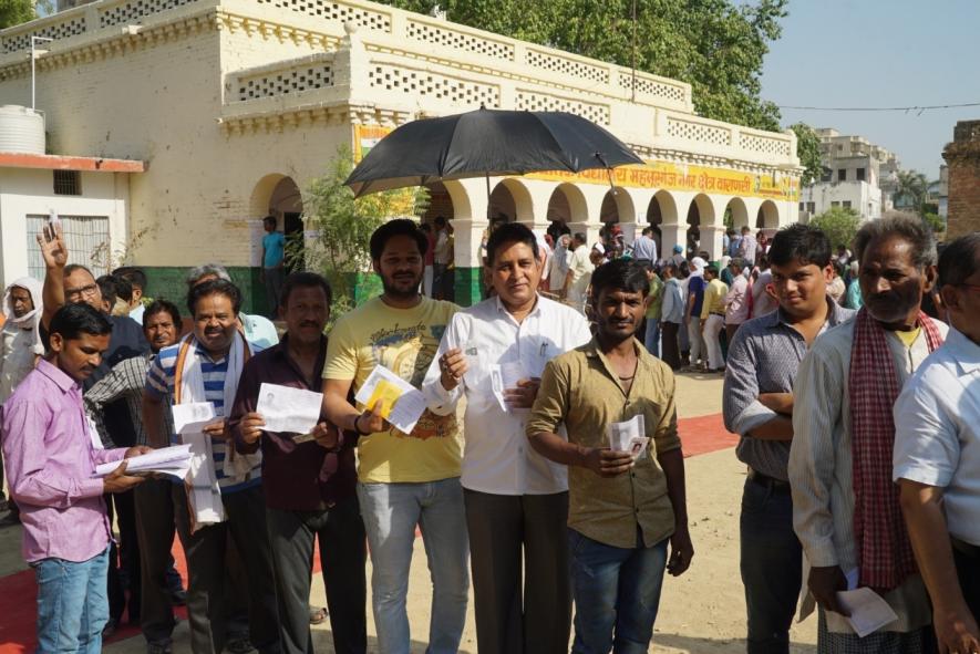 वाराणसी में मतदान का दृश्य।