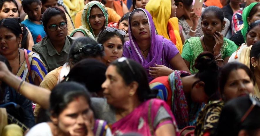 महिलाएँ हुईं काम से बाहर: सरकारी रिपोर्ट