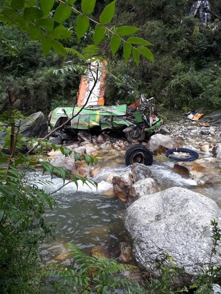 हिमाचल प्रदेश के कुल्लू जिले में गुरुवार को एक भीषण बस हादसे