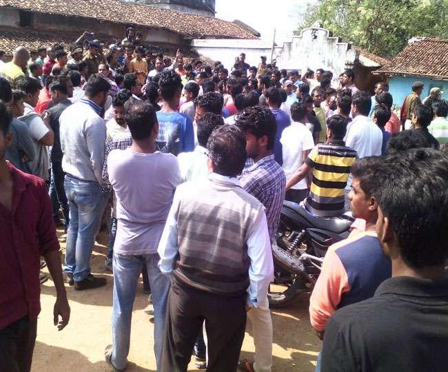 सोशल मीडिया पर संप्रदाय विशेष की धार्मिक भावनाओं को ठेस पहुँचाने के आरोप में गिरफ्तार