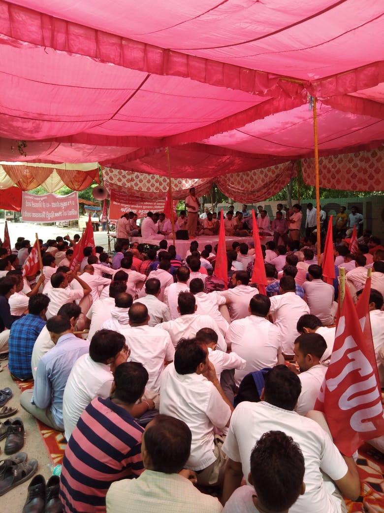एसएटीएल प्रबंधन के ख़िलाफ़ श्रमिकों का अनशन